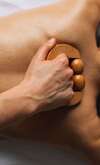 Équipe analysant graphiques pour madérothérapie cellulite