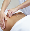 Massage abdominal relaxant en cabinet de bien-être