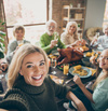Famille souriante partageant un repas convivial et équilibré