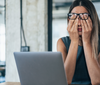 Femme stressée au bureau illustrant gestion alimentation travail