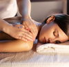 Femme recevant un drainage lymphatique relaxant au dos