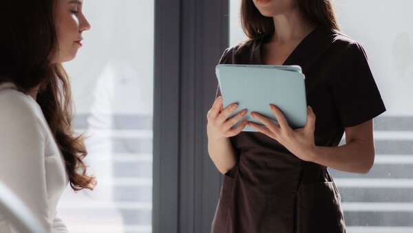 Pourquoi j’ai longtemps refusé la prise de rendez‑vous en ligne… et pourquoi j’y suis enfin passée