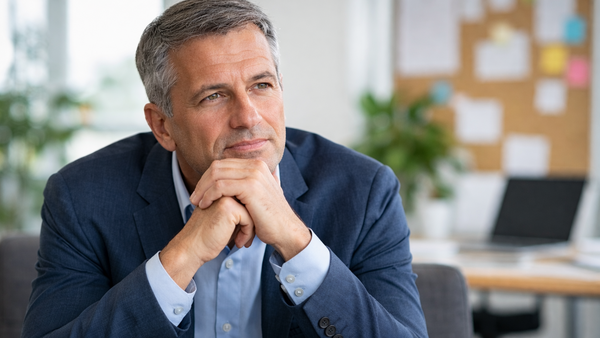Dirigeant d’entreprise à Orvault en réflexion dans son bureau, illustrant la charge mentale et la prise de décision