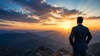 Dirigeant face à un panorama au lever du soleil, symbole de prise de recul et de clarté mentale dans un accompagnement de coaching dirigeant à Nantes.