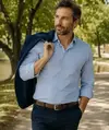 Dirigeant marchant en extérieur, moment de récupération