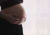 femme enceinte en posture confortable avec un chiropracteur