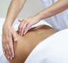 chiropracteur expliquant un traitement personnalisé
