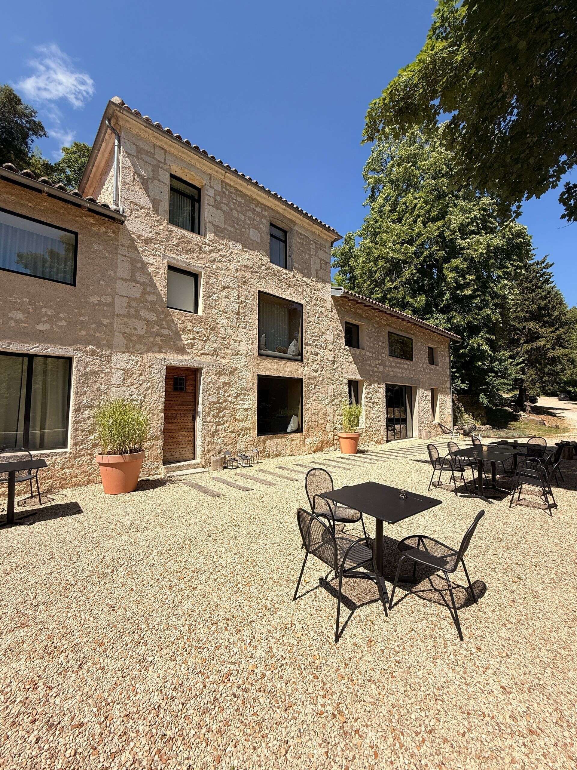 Pour vos évènements en groupe :
séminaire, festival, anniversaire, mariage, rencontre sportive)
Nous serons ravis de vous permettre de vous réunir et de vous ressourcer dans ce lieu paisible.
Hébergement + petit déjeuner (pas de restauration sur place)
N'hésitez pas à contacter la Conciergerie Cezam