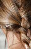 Petites fleurs blanches symbolisant diagnostic du cuir chevelu