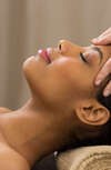 Professionnels discutant teinture hybride sourcils devant ordinateurs