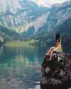 Image femme près d'un lac 