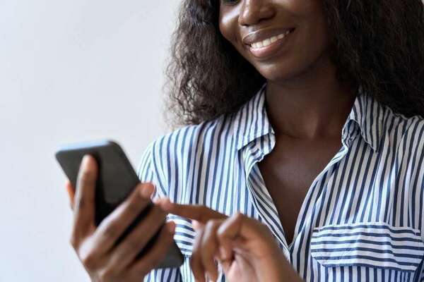 Une nouvelle étude suggère que le suivi hebdomadaire par SMS pourrait aider à la gestion du mal de dos