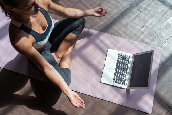 Les programmes de yoga en ligne pourraient améliorer la fonction du genou à court terme