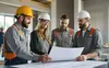 équipe travaillant ensemble sur un chantier de rénovation énergétique