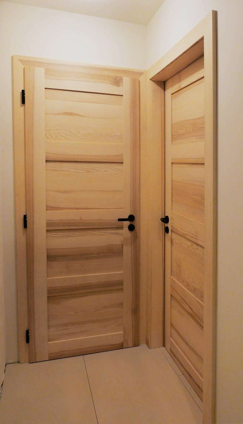 portes-interieurs-en-frene-massif-poignee-noire