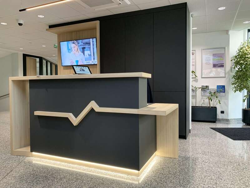 comptoire-accueil-banque-noir-et-bois