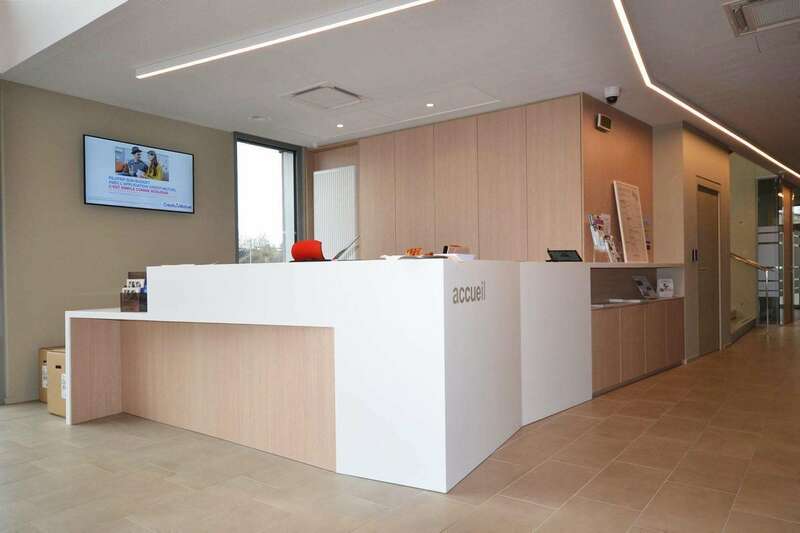 comptoire-accueil-blanc-et_bois