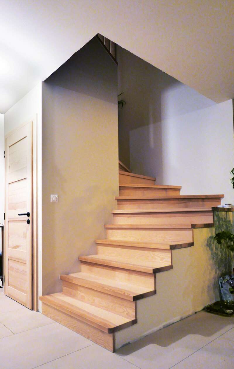 escalier-massif-frene-et-porte