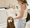 Mère et sa fille lisant un document lors de la première consultation d'orthodontie