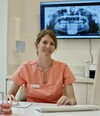 Dr Camille Mathieu-Bouclet à son bureau, radiographie panoramique à l'écran
