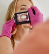Prise d'une photographie intrabuccale lors du bilan orthodontique