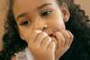 Enfant portant les doigts à la bouche, habitude de succion