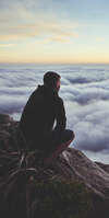 Homme face au ciel montagne