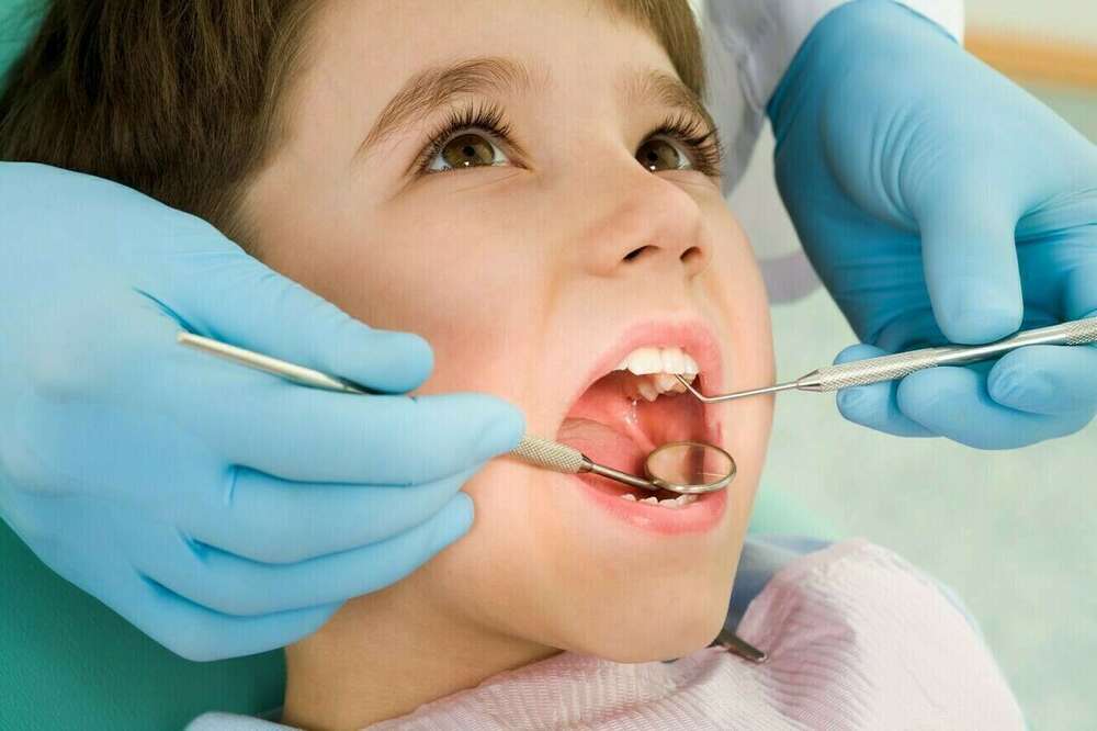 La pose de vernis fluoré pour les enfants et les jeunes adultes de 3 à 24 ans