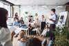 Equipe engagée analysant les risques d'entreprise