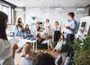 Equipe engagée analysant les risques d'entreprise