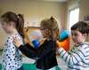 Enfants apprenant la routine de massage MISP™