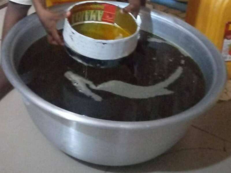 Obtention et filtrage de l'huile par la méthode traditionnelle.
