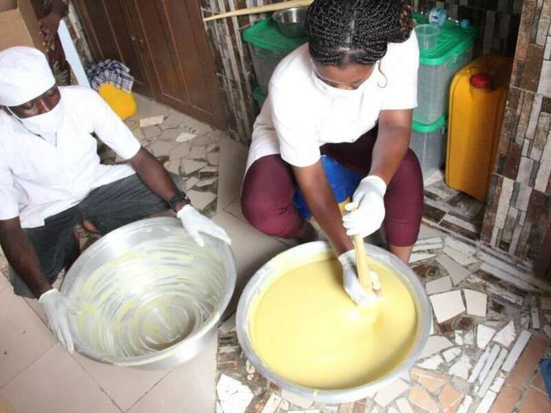 Transformation du beurre de karité au Bénin par un jeune entrepreneur.