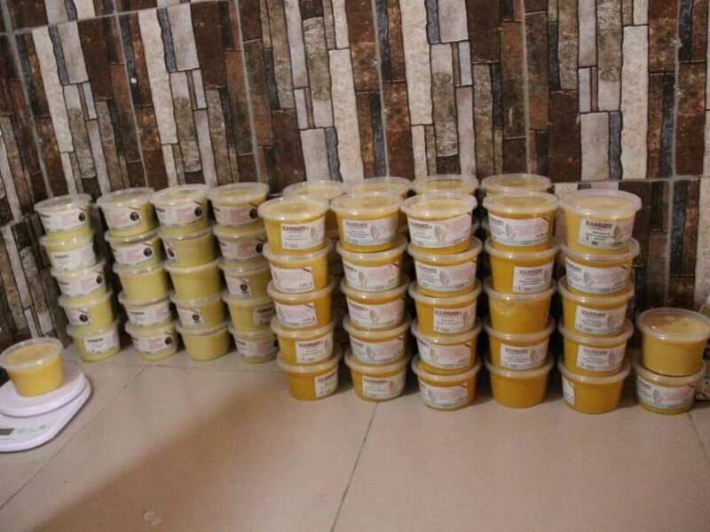 Transformation du beurre de karité au Bénin par un jeune entrepreneur.