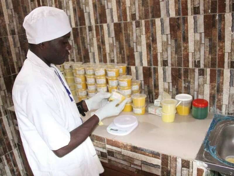 Transformation du beurre de karité au Bénin par un jeune entrepreneur.