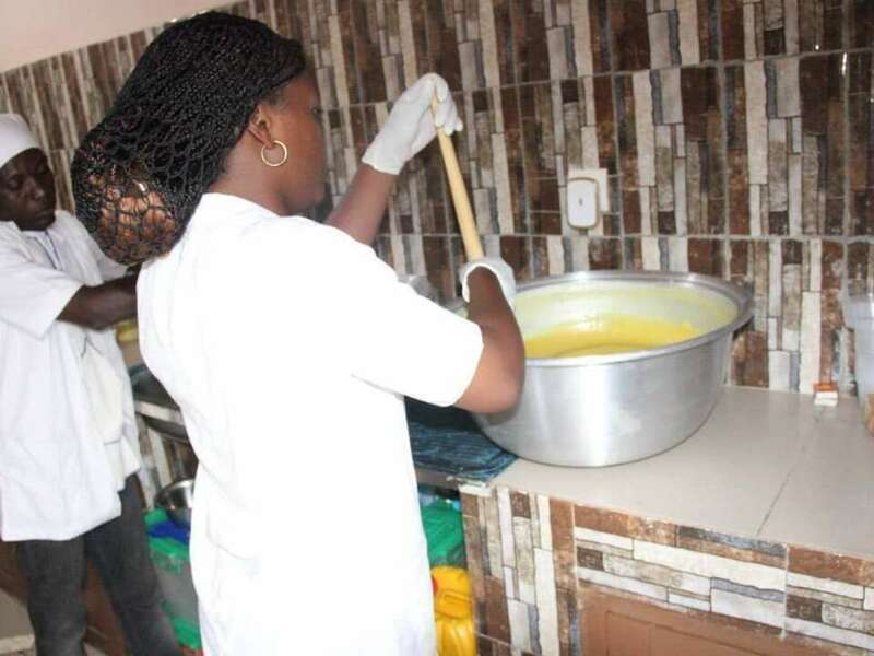 Transformation du beurre de karité au Bénin par un jeune entrepreneur.
