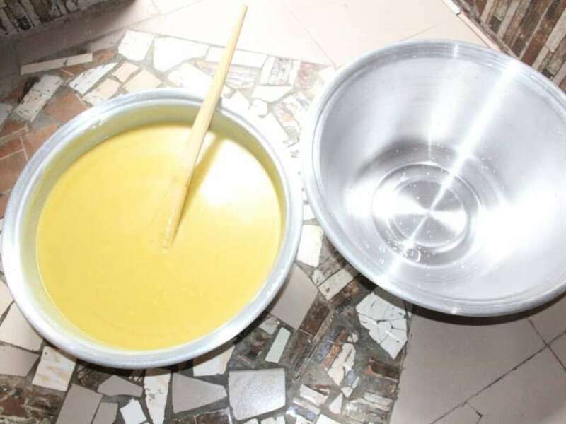 Transformation du beurre de karité au Bénin par un jeune entrepreneur.