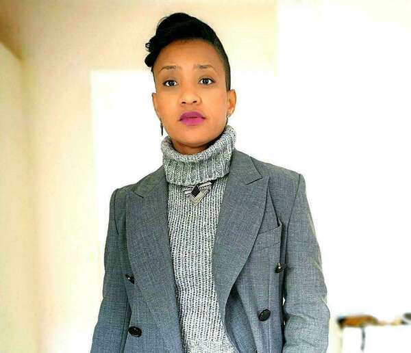 « Terre à terre, le bracelet électronique de l’Afrique », le tout premier livre factuel de Gloria Dellau