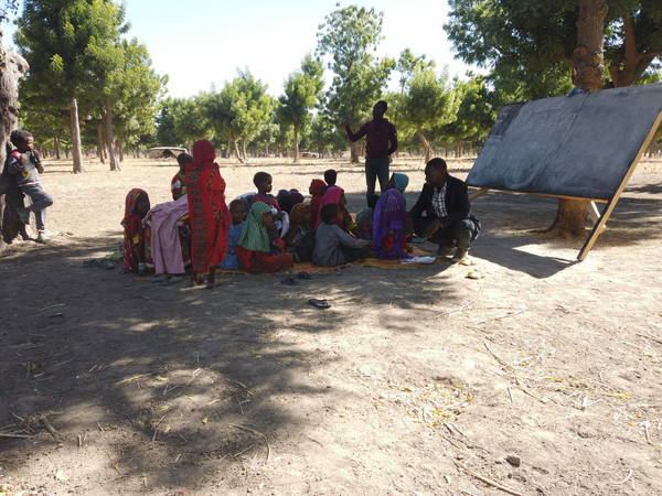 Tchad : une école atypique pour apprendre aux enfants nomades à lire et écrire