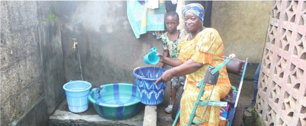 Sierra Leone : l’accès à l'eau potable change la vie de Hawa Koroma, couturière paraplégique
