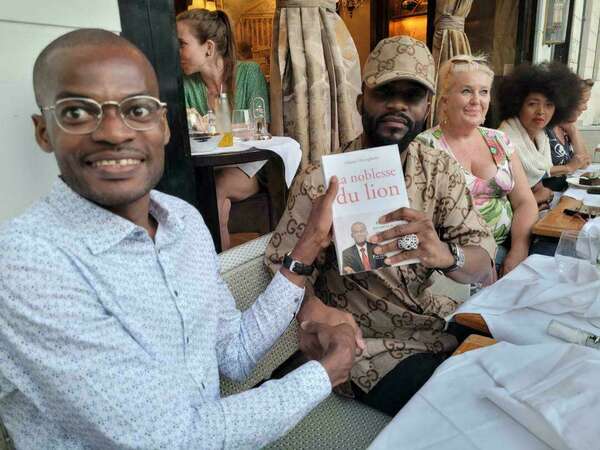 Dédicaces : Sékouba Konaté et Fally Ipupa reçoivent "La noblesse du lion"