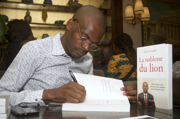 Palais Bourbon à Paris : une centaine de personnes pour la séance de dédicaces de "La noblesse du lion"