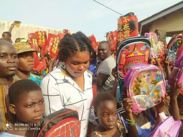 Education : l’activiste Nadine Okoumassoun distribue des fournitures scolaires aux enfants démunis