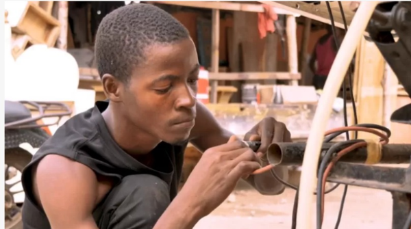 Togo : Lallé Nadjagou, autodidacte, fabrique des panneaux solaires intelligents avec des matériaux recyclés