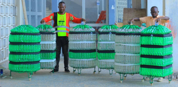 Protection de l’environnement en RDC : Bobo Benza Bob transforme les déchets plastiques en poubelles écologiques et briques autobloquantes 
