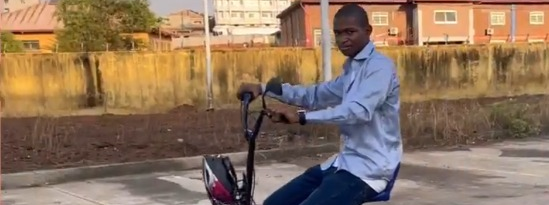Guinée : le scooter électrique écolo du jeune entrepreneur Ousmane Diallo