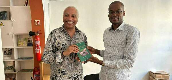 Paris : du monde pour Léonce Houngbadji en séance dédicace chez L’Harmattan