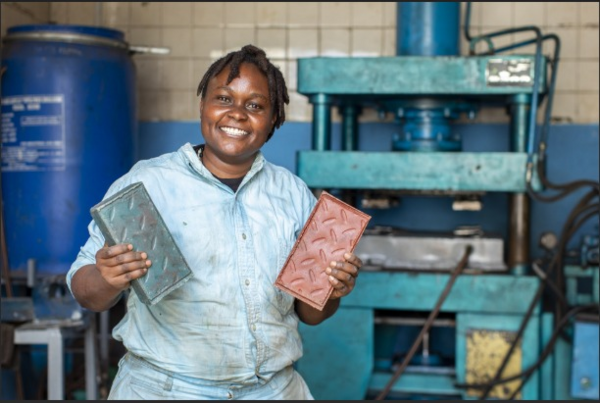 Quand les déchets deviennent des briques : l’innovation circulaire de Nzambi Matee
