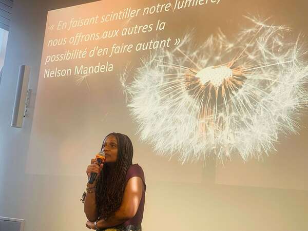 La parole comme levier de rassemblement : Léocadie Ebakissé en dédicace à Paris