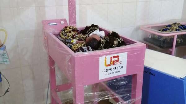 Une table chauffante intelligente pour sauver des vies : la réponse innovante d’UP ELEC SARL